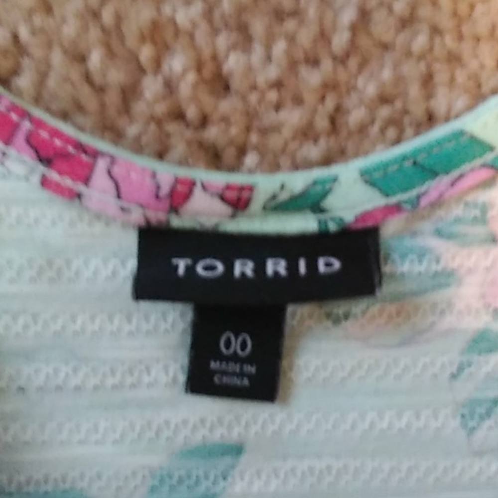 💥LAST CHANCE💥 Torrid floral top - Picture 6 of 7